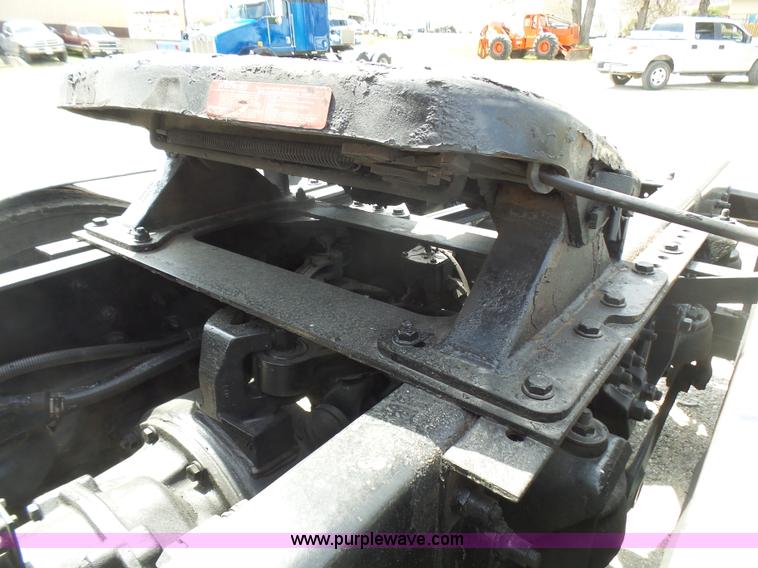 image for item L5479 2000 Kenworth T800B semi truck