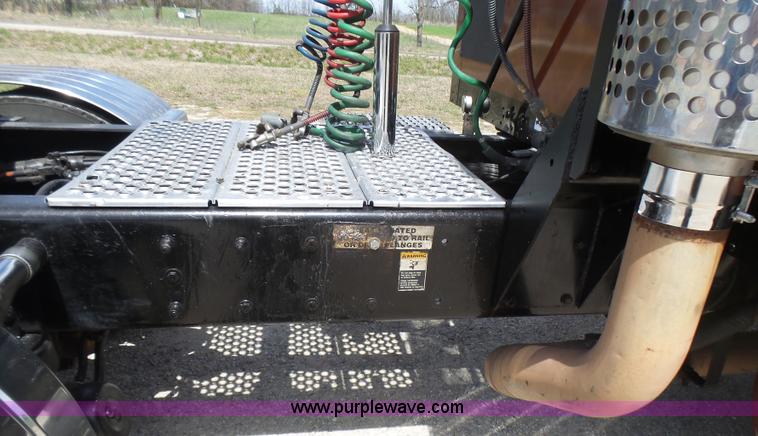 image for item L5479 2000 Kenworth T800B semi truck