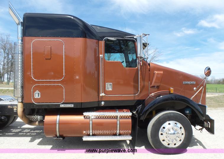 image for item L5479 2000 Kenworth T800B semi truck