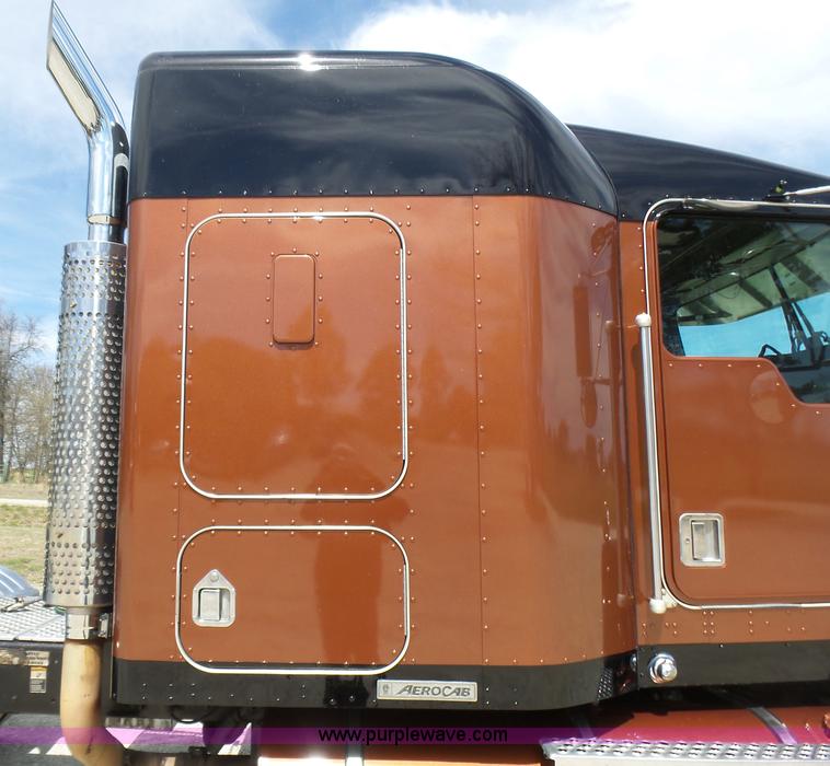 image for item L5479 2000 Kenworth T800B semi truck