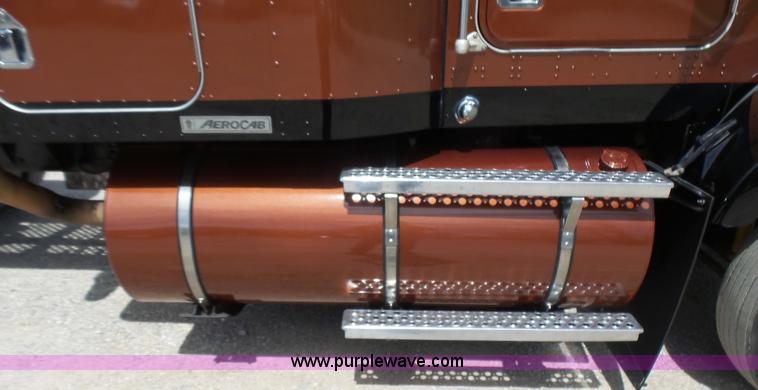 image for item L5479 2000 Kenworth T800B semi truck