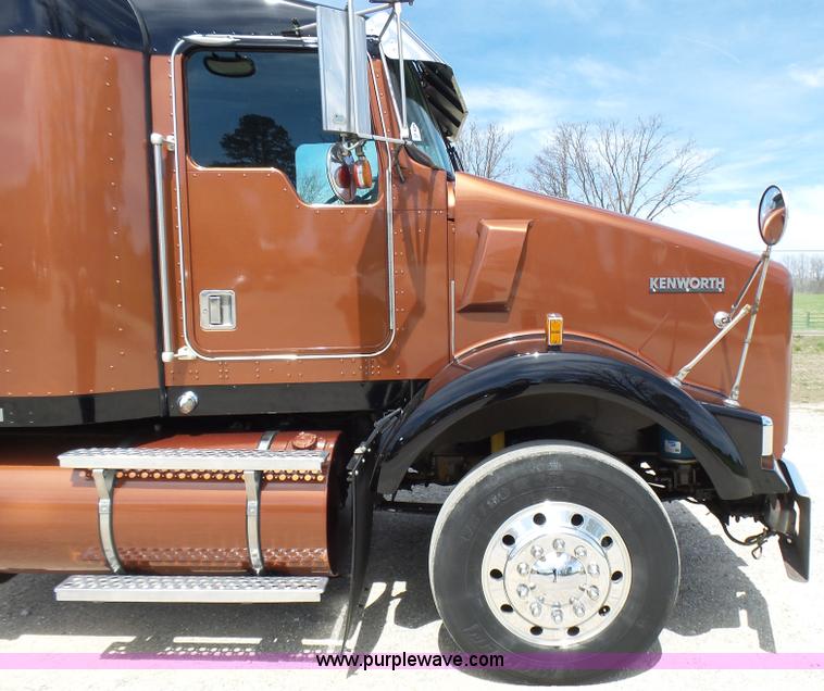 image for item L5479 2000 Kenworth T800B semi truck