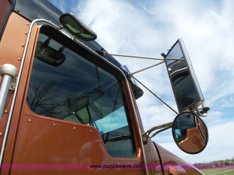 image for item L5479 2000 Kenworth T800B semi truck