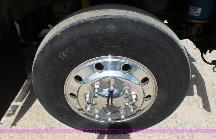 image for item L5479 2000 Kenworth T800B semi truck