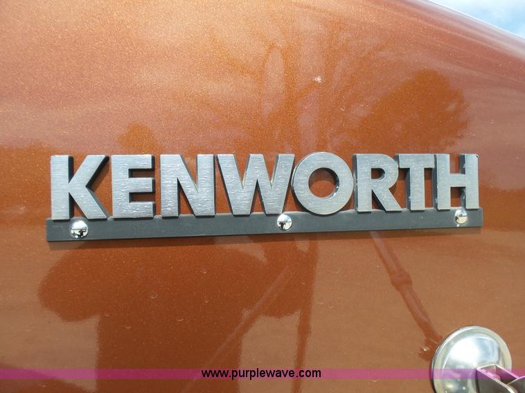 image for item L5479 2000 Kenworth T800B semi truck