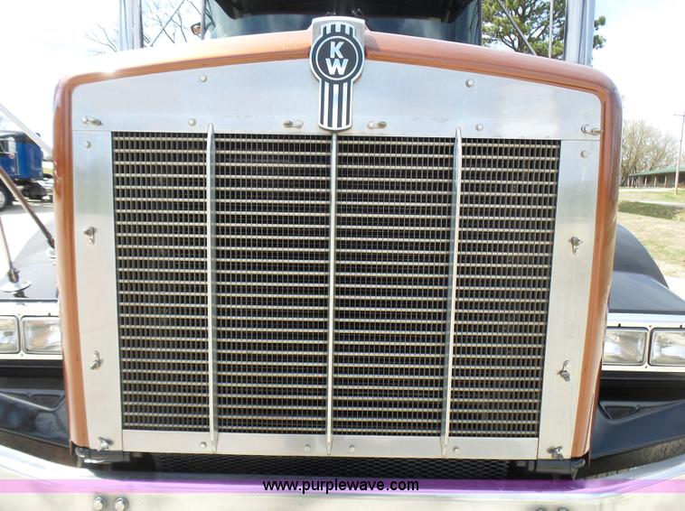 image for item L5479 2000 Kenworth T800B semi truck