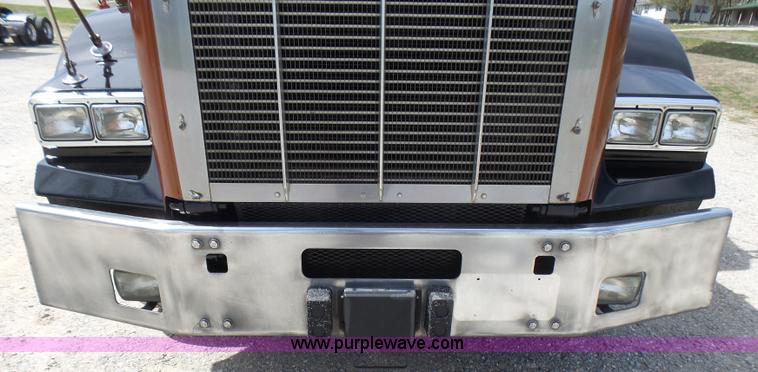 image for item L5479 2000 Kenworth T800B semi truck