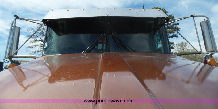 image for item L5479 2000 Kenworth T800B semi truck