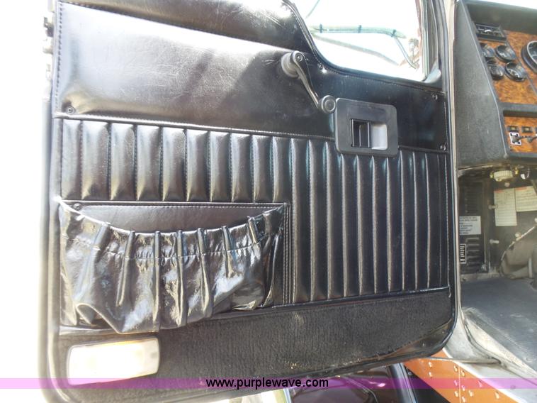 image for item L5479 2000 Kenworth T800B semi truck