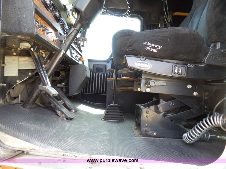 image for item L5479 2000 Kenworth T800B semi truck