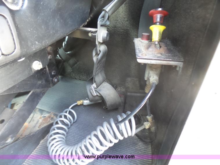 image for item L5479 2000 Kenworth T800B semi truck