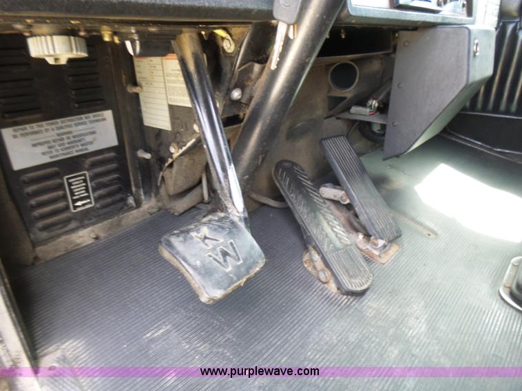 image for item L5479 2000 Kenworth T800B semi truck