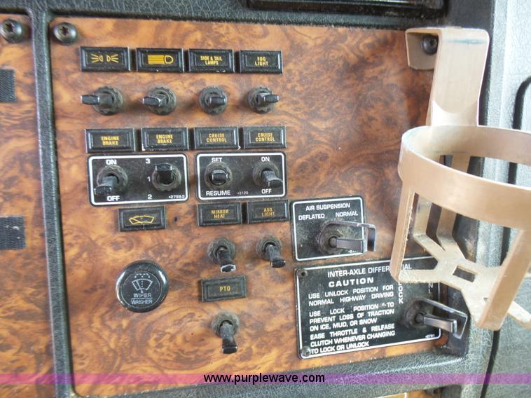 image for item L5479 2000 Kenworth T800B semi truck