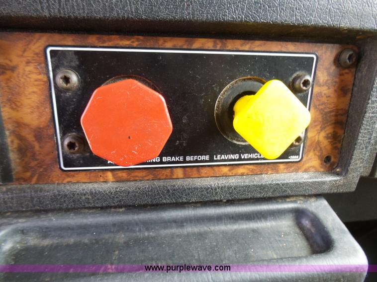 image for item L5479 2000 Kenworth T800B semi truck