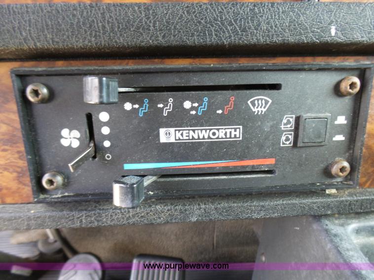 image for item L5479 2000 Kenworth T800B semi truck