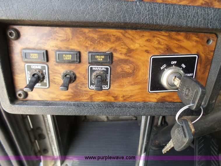 image for item L5479 2000 Kenworth T800B semi truck