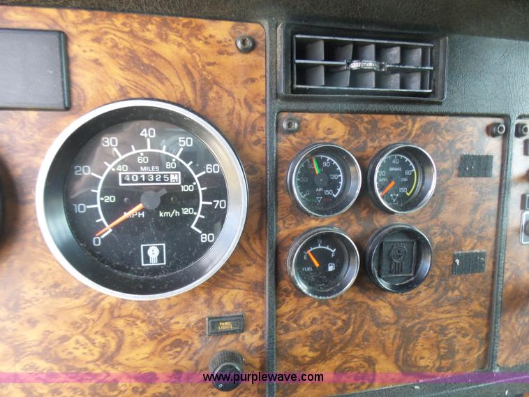 image for item L5479 2000 Kenworth T800B semi truck