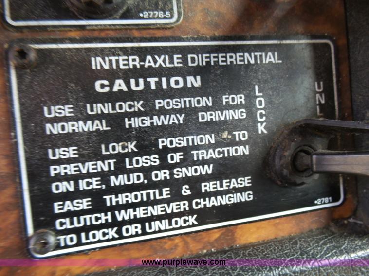 image for item L5479 2000 Kenworth T800B semi truck