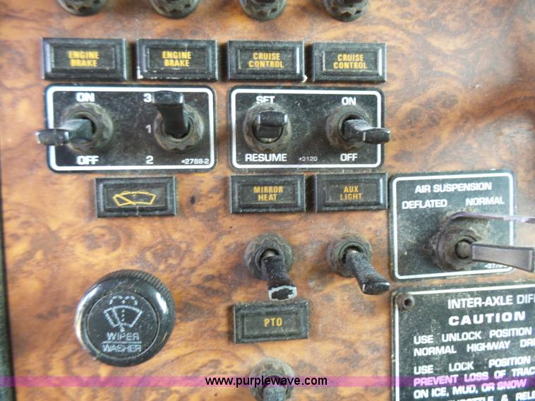 image for item L5479 2000 Kenworth T800B semi truck