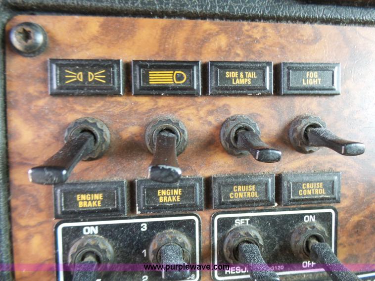 image for item L5479 2000 Kenworth T800B semi truck