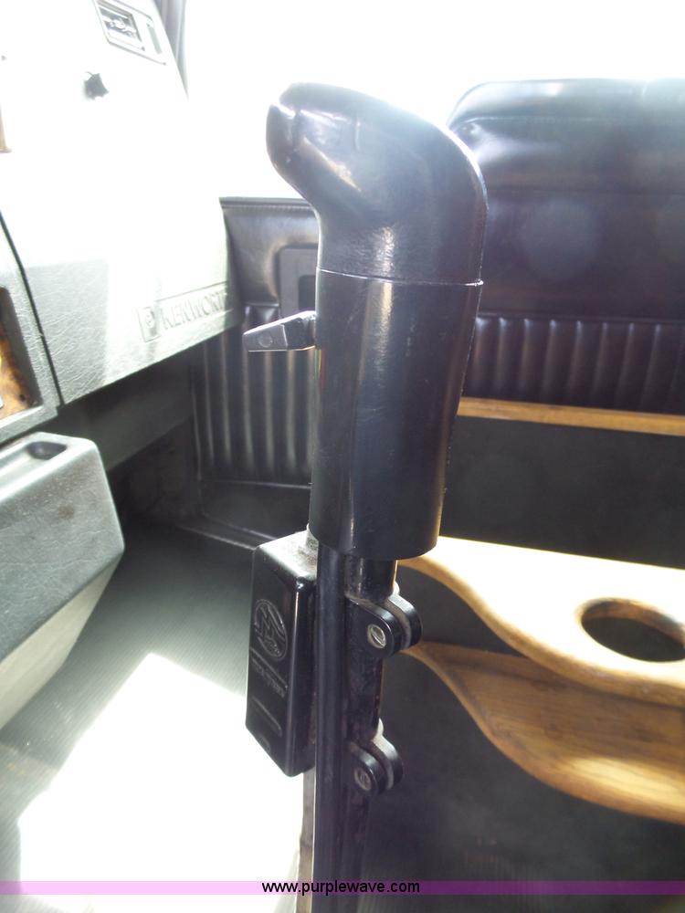 image for item L5479 2000 Kenworth T800B semi truck