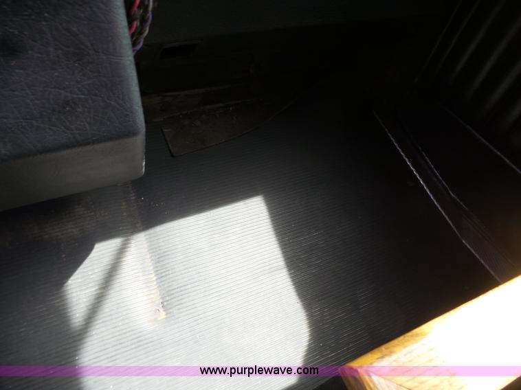 image for item L5479 2000 Kenworth T800B semi truck