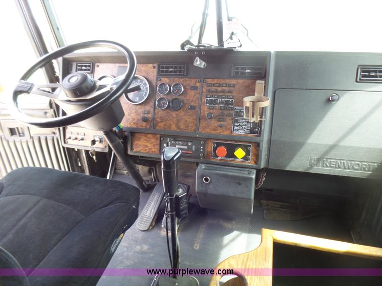 image for item L5479 2000 Kenworth T800B semi truck