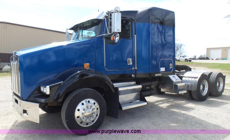 image for item L5480 2000 Kenworth T800B semi truck