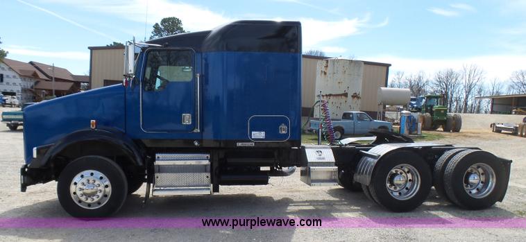 image for item L5480 2000 Kenworth T800B semi truck