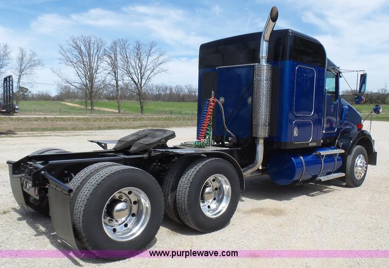 image for item L5480 2000 Kenworth T800B semi truck