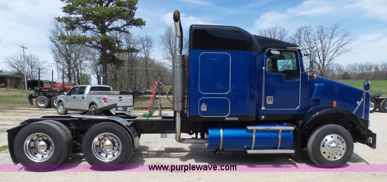 image for item L5480 2000 Kenworth T800B semi truck