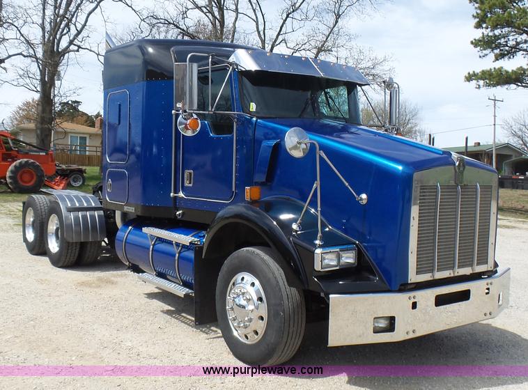 image for item L5480 2000 Kenworth T800B semi truck