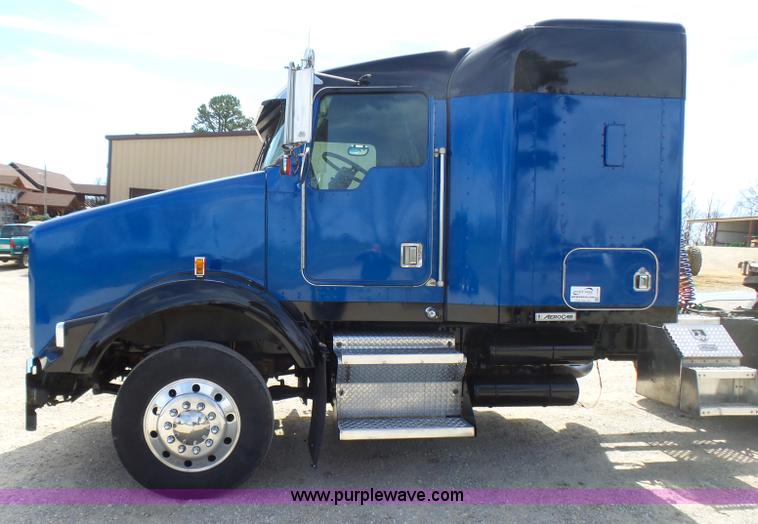 image for item L5480 2000 Kenworth T800B semi truck