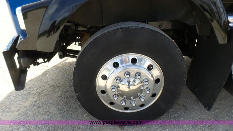 image for item L5480 2000 Kenworth T800B semi truck