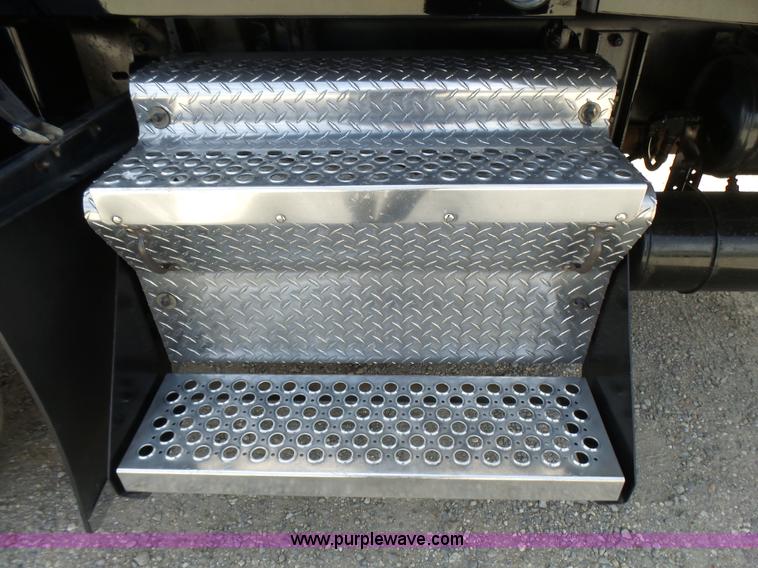 image for item L5480 2000 Kenworth T800B semi truck