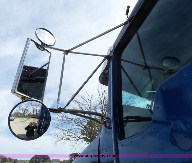 image for item L5480 2000 Kenworth T800B semi truck