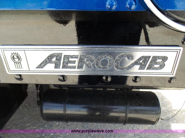 image for item L5480 2000 Kenworth T800B semi truck