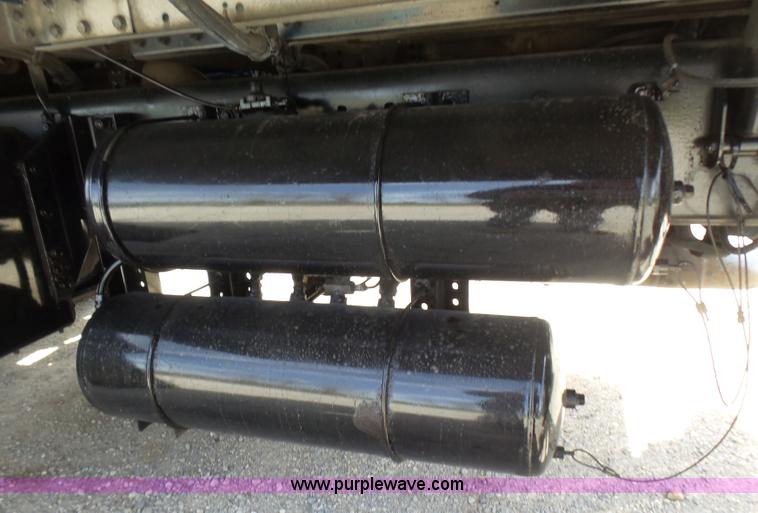 image for item L5480 2000 Kenworth T800B semi truck