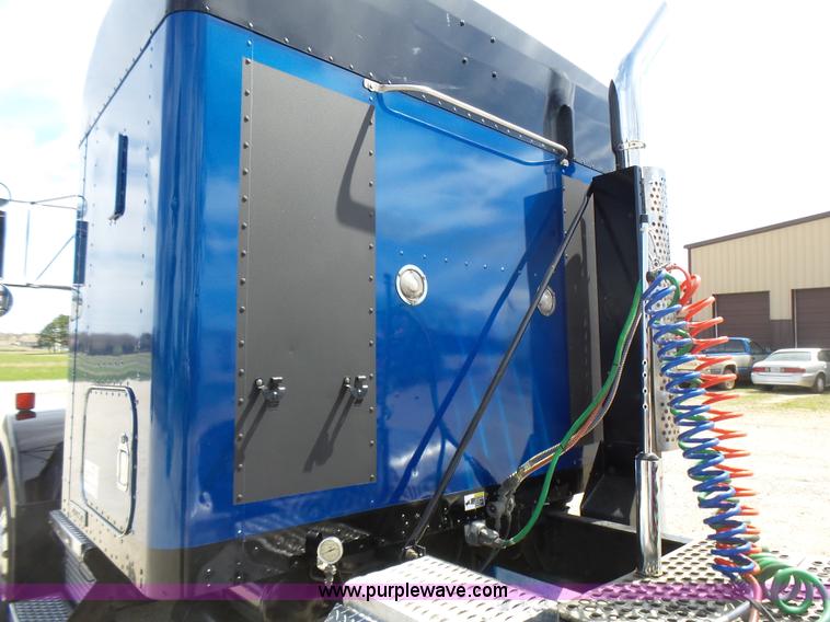 image for item L5480 2000 Kenworth T800B semi truck