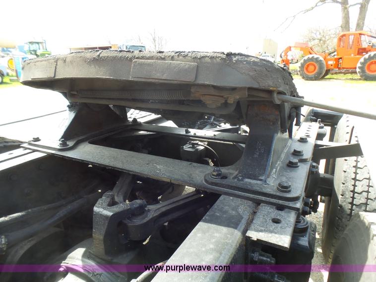 image for item L5480 2000 Kenworth T800B semi truck