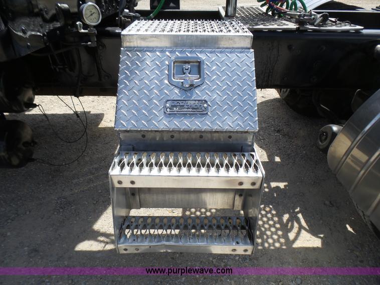 image for item L5480 2000 Kenworth T800B semi truck