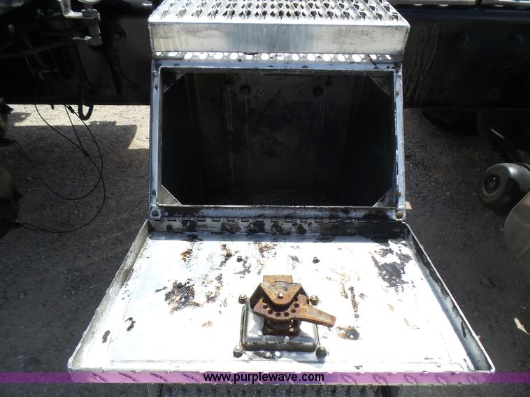 image for item L5480 2000 Kenworth T800B semi truck