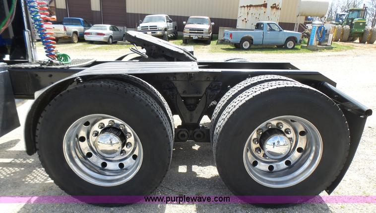 image for item L5480 2000 Kenworth T800B semi truck