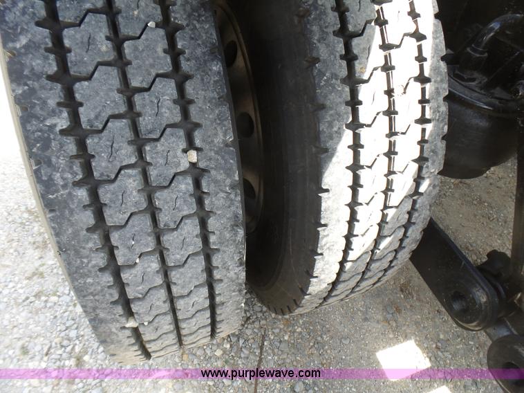 image for item L5480 2000 Kenworth T800B semi truck