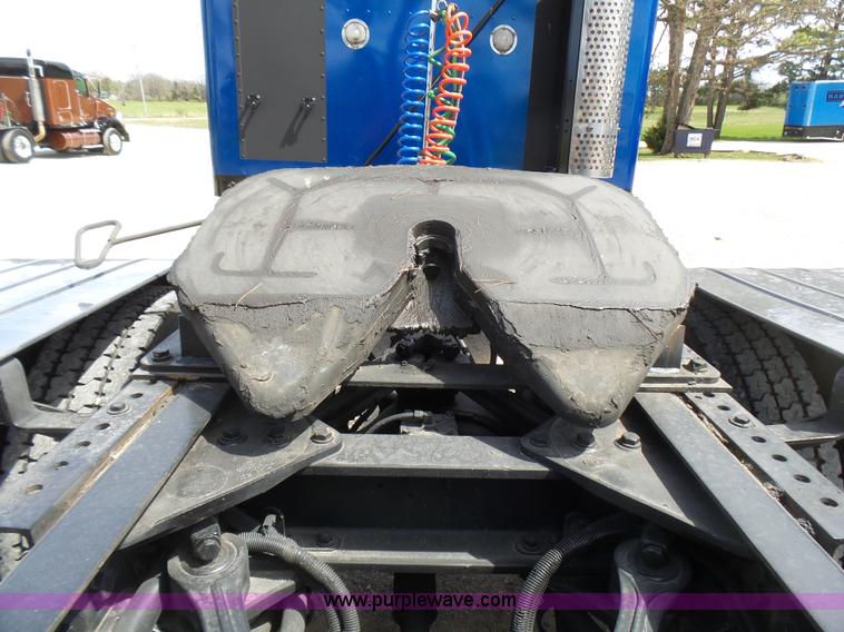 image for item L5480 2000 Kenworth T800B semi truck