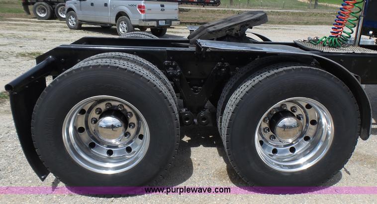 image for item L5480 2000 Kenworth T800B semi truck