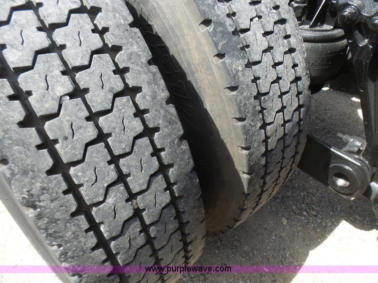 image for item L5480 2000 Kenworth T800B semi truck