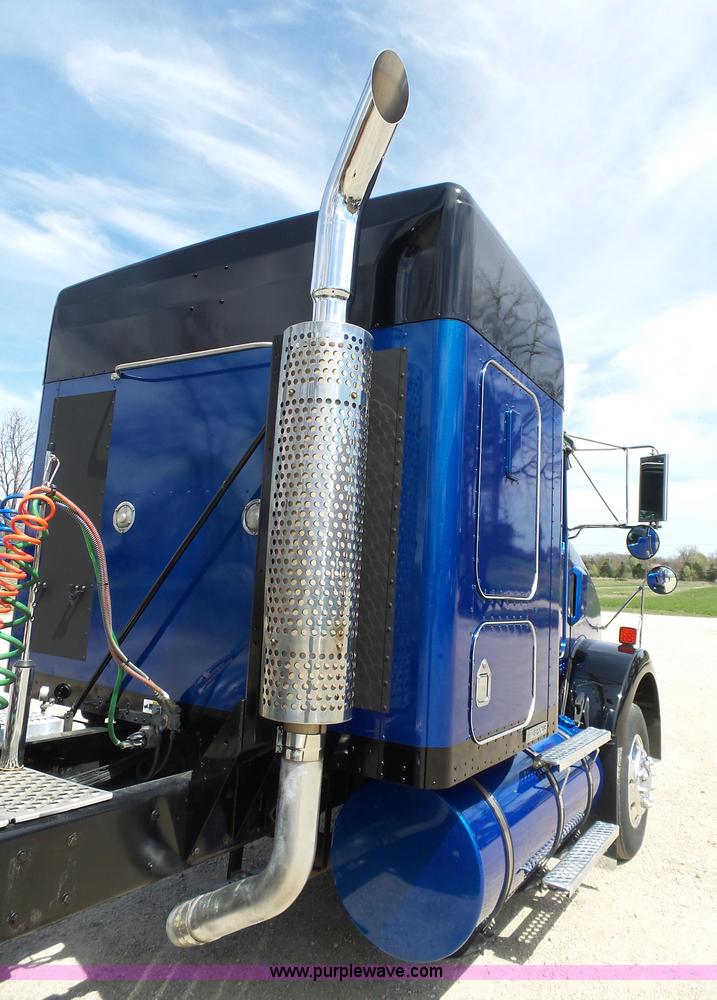 image for item L5480 2000 Kenworth T800B semi truck