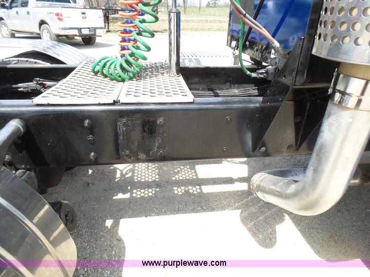 image for item L5480 2000 Kenworth T800B semi truck