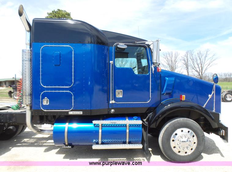 image for item L5480 2000 Kenworth T800B semi truck
